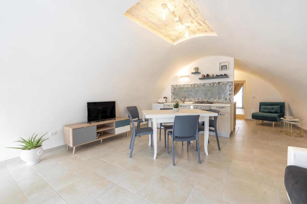 Suite La Scala Del Borgo Cisternino Εξωτερικό φωτογραφία